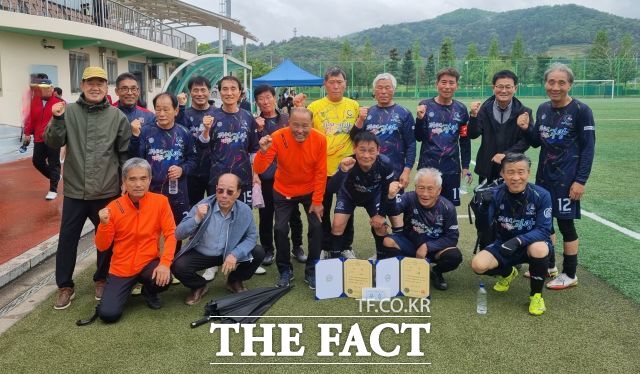 평균 연령이 일흔이 넘은 회원들로 구성된 전남 광양의 축구동아리 '광양 골드 FC'가 전남도의회 의장배 동호인 축구대회에서 우승과 최우수 선수상까지 받는 기쁨을 누렸다./광양 골드 FC