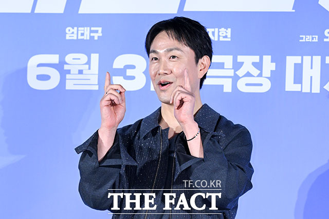 3인조 혼성 댄스 그룹 '트라이앵글'. 왼쪽부터 배우 강동원과 박지현, 엄태구.