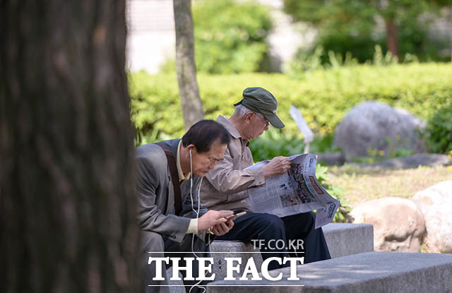 지난 2018년 5월8일 서울 종로구 탑골공원을 찾은 어르신들이 시간을 보내고 있다. /더팩트 DB