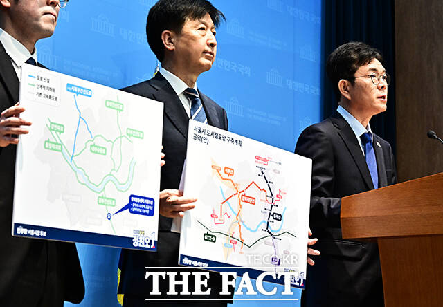 정원오 더불어민주당 서울시장 후보(가운데)가 7일 오전 서울 여의도 국회 소통관에서 기자회견을 열고 공약을 발표하고 있다. /국회=배정한 기자