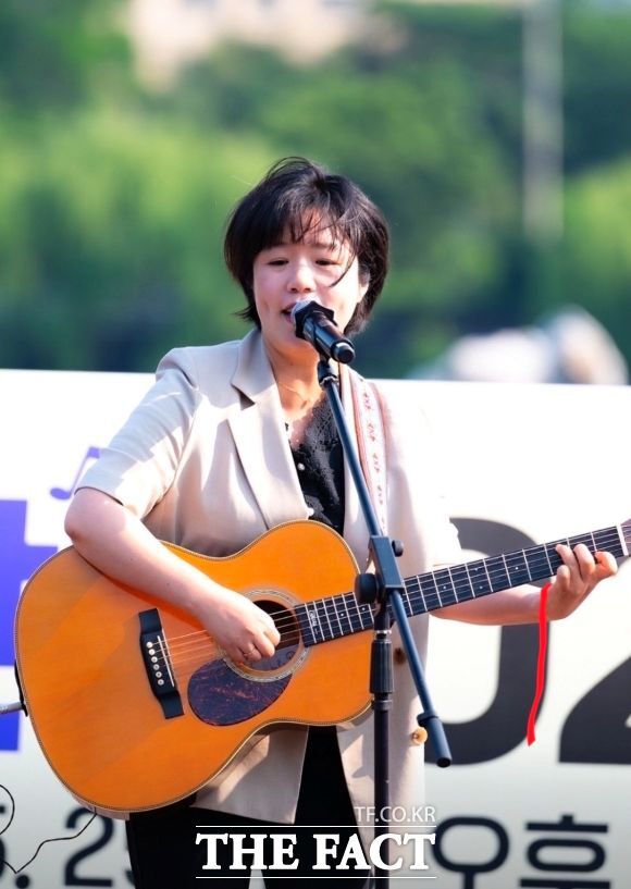 무대의 크기와 상관없이 노래할 수 있는 곳이면 만사 제치고 달려가는 나경아 씨에게 노래는 단순한 취미를 넘어 삶을 이어 준 열정의 키워드다. /김영신 기자