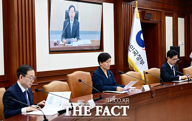 구윤철 부총리 겸 재정경제부 장관이 7일 오전 정부세종청사에서 민생물가 특별관리 관계장관TF회의를 주재한 가운데 송미령 농림축산식품부 장관이 서울 종로구 정부서울청사에서 구 부총리의 모두발언을 듣고 있다. /임영무 기자