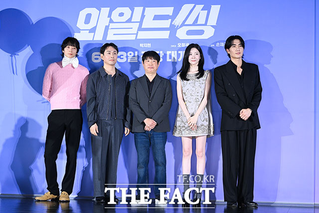 3인조 혼성 댄스 그룹 '트라이앵글'. 왼쪽부터 배우 강동원과 박지현, 엄태구.