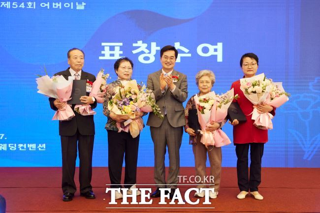 김동연 경기도지사가 7일 수원시 노블레스웨딩컨벤션에서 열린 제54회 어버이날 기념행사에서 장한 어버이 표창을 전달한 뒤 수상자들과 기념 촬영을 하고 있다. /경기도