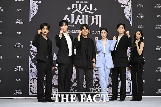 배우 김민석 허남준, 한태섭 감독, 배우 임지연 장승조 이세희(왼쪽부터)가 7일 오후 2시 서울 양천구 목동 SBS에서 열린 SBS 새 금토드라마 '멋진 신세계' 제작발표회에 참석해 다양한 이야기를 나눴다. /송호영 기자