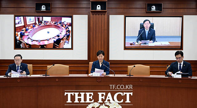 구윤철 부총리 겸 재정경제부 장관이 7일 오전 정부세종청사에서 민생물가 특별관리 관계장관TF회의를 주재한 가운데 송미령 농림축산식품부 장관이 서울 종로구 정부서울청사에서 구 부총리의 모두발언을 듣고 있다. /임영무 기자