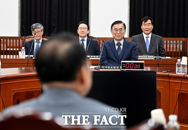 국회 정보위원회 전체회의 출석한 이종석 국정원장. /국회사진기자단