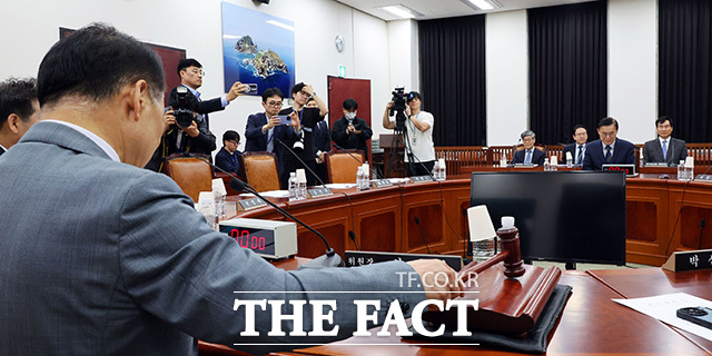 국회 정보위원회 전체회의 출석한 이종석 국정원장. /국회사진기자단