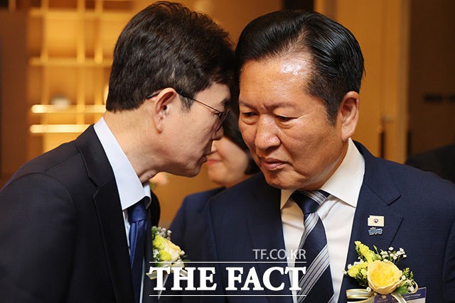 정청래 대표와 정원오 후보가 대화하고 있다. 왼쪽은 오세훈 국민의힘 서울시장 후보. /뉴스1