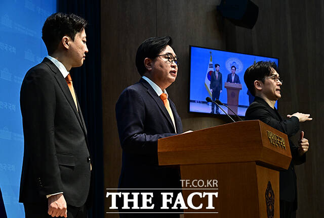 이준석 개혁신당 대표가 7일 오전 서울 여의도 국회 소통관에서 기자회견을 열고 국민의힘을 탈당하고 개혁신당으로 입당한 박일하 동작구청장을 소개하고 있다.