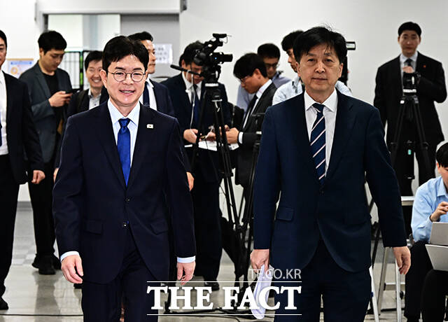 정원오 더불어민주당 서울시장 후보(가운데)가 7일 오전 서울 여의도 국회 소통관에서 기자회견을 열고 공약을 발표하고 있다. /국회=배정한 기자