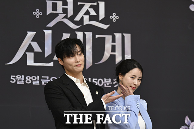 허남준과 임지연이 대결하는 포즈를 취하고 있다.