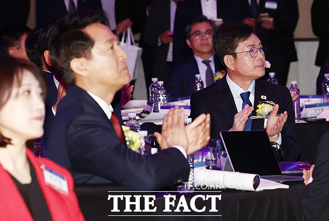 정원오 더불어민주당 서울시장 후보(오른쪽)와 오세훈 국민의힘 서울시장 후보가 7일 오전 서울 여의도 페어몬트 앰배서더 호텔에서 열린 뉴스1 미래포럼에 참석해 손뼉을 치고 있다. /뉴스1