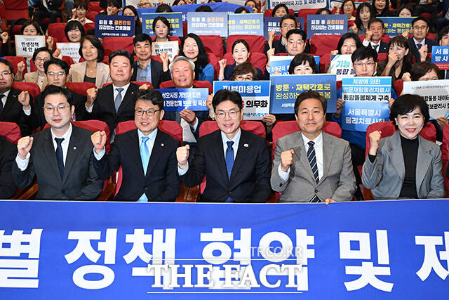 더불어민주당 김동아 의원과 진성준 의원, 정원오 서울시장 후보, 김영배 의원, 전현희 의원(앞줄 왼쪽부터)이 7일 오전 서울 여의도 국회 의원회관에서 열린 36개 직능단체 정책협약식에서 기념촬영을 하고 있다. /국회=남용희 기자