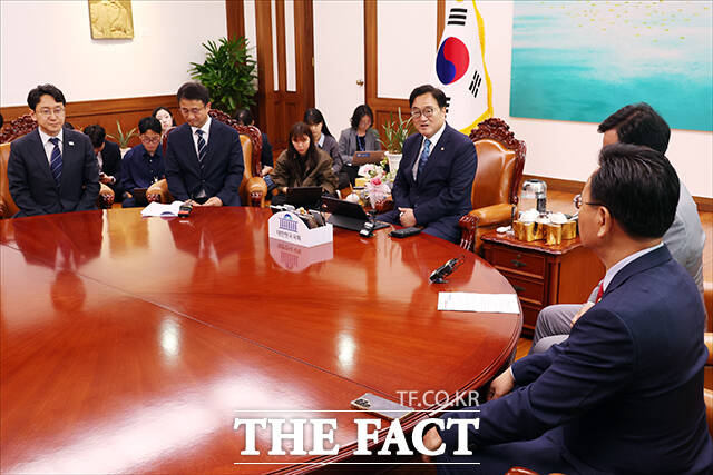 우원식 국회의장(가운데)과 한병도 더불어민주당 원내대표(왼쪽), 송언석 국민의힘 원내대표가 7일 오후 서울 여의도 국회에서 개헌안 본회의 상정을 앞두고 열린 여야 원내대표 회동에 참석해 기념사진 촬영을 하고 있다. /국회=배정한 기자
