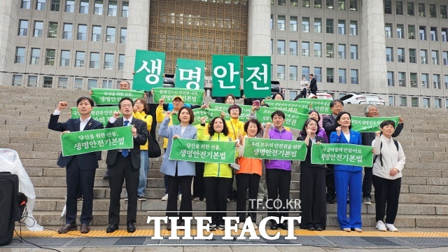 생명안전기본법 제정을 위한 시민동행, 재난참사피해자연대, 산재피해가족네트워크 '다시는'은 7일 국회 본관 앞 계단에서 '생명안전기본법 국회 본회의 처리에 대한 피해자 입장발표 기자회견'을 가졌다./강주영