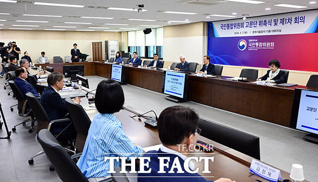 이석연 국민통합위원장이 7일 오전 서울 종로구 정부서울청사에서 열린 고문단 위촉식 및 제1차 회의에 참석해 모두발언을 하고 있다. /임영무 기자