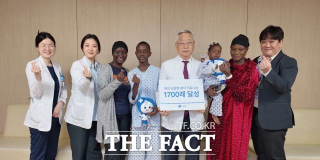 부천세종병원에서 의료나눔을 통해 치료받고 건강을 되찾은 감비아 국적 A 군(사진 왼쪽에서 4번째)·B 양(6번째) 및 보호자가 이명묵 병원장(5번째), 주치의 김정윤 과장(소아청소년과·2번째), 김은채 과장(심장혈관흉부외과·1번째), 박확열 팀장(원무팀·8번째)과 기념 촬영을 하고 있다. /부천세종병원