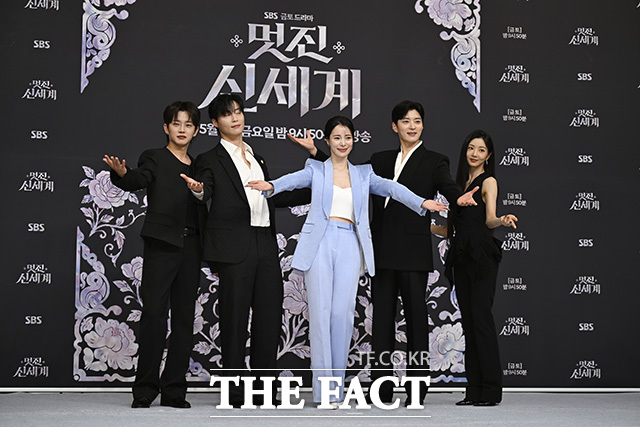 배우 김민석과 허남준, 임지연, 장승조, 이세희(왼쪽부터)가 7일 오후 서울 양천구 목동 SBS에서 열린 SBS 새 금토드라마 '멋진 신세계' 제작발표회에 참석해 포즈를 취하고 있다. /송호영 기자