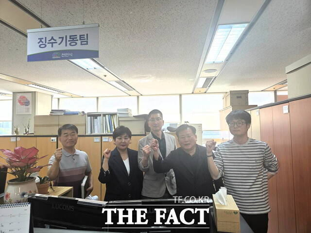 천안시 징수기동팀 단체 사진. 고액·지능형 체납자 대응을 위해 민간 채권추심 전문가를 채용했다. /천안시