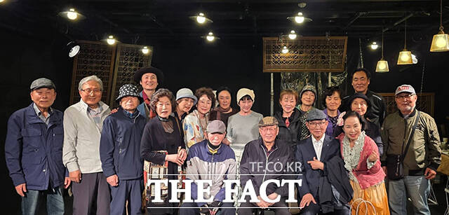 관극 후 기념사진을 찍고 있는 원로 연극인과 연극 '오해' 출연배우들. /정중헌 SNS