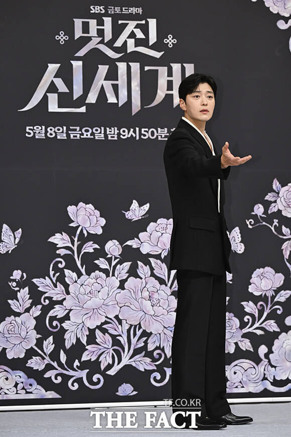 세 배우가 다른 포즈를 취하고 있다.