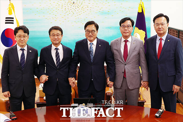 우원식 국회의장(가운데)과 한병도 더불어민주당 원내대표(왼쪽), 송언석 국민의힘 원내대표가 7일 오후 서울 여의도 국회에서 개헌안 본회의 상정을 앞두고 열린 여야 원내대표 회동에 참석해 기념사진 촬영을 하고 있다. /국회=배정한 기자