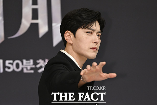 세 배우가 다른 포즈를 취하고 있다.