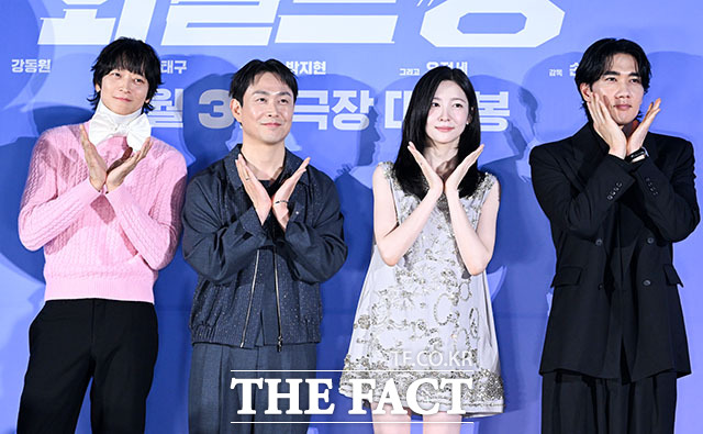 3인조 혼성 댄스 그룹 '트라이앵글'. 왼쪽부터 배우 강동원과 박지현, 엄태구.