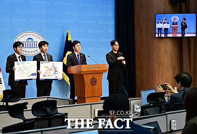 정원오 더불어민주당 서울시장 후보(가운데)가 7일 오전 서울 여의도 국회 소통관에서 기자회견을 열고 공약을 발표하고 있다. /국회=배정한 기자