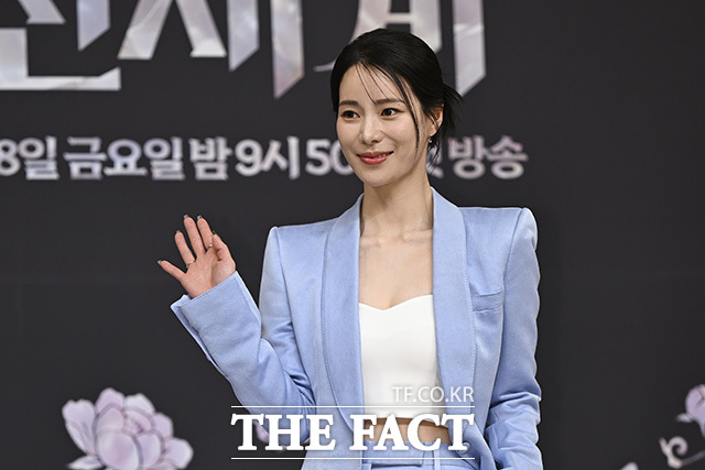 임지연이 손을 흔들고 있다.