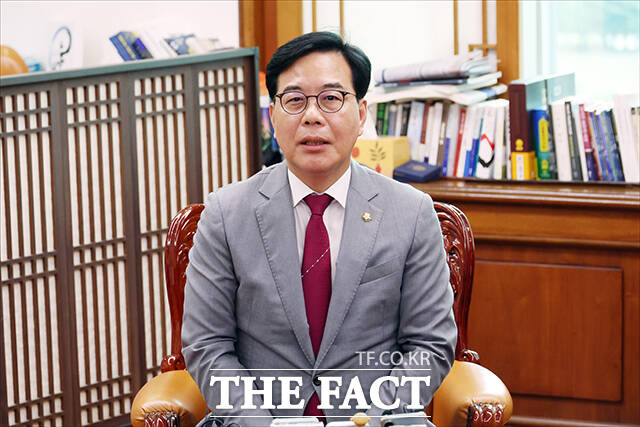 우원식 국회의장(가운데)과 한병도 더불어민주당 원내대표(왼쪽), 송언석 국민의힘 원내대표가 7일 오후 서울 여의도 국회에서 개헌안 본회의 상정을 앞두고 열린 여야 원내대표 회동에 참석해 기념사진 촬영을 하고 있다. /국회=배정한 기자