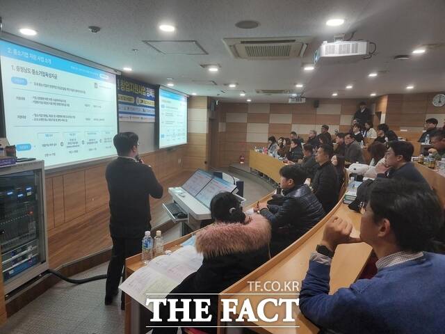 충남경제진흥원 관계자가 도내 기업들을 대상으로 2026년 긴급경영안정자금 융자 지원사업 연장 내용과 신청 절차를 설명하고 있다. /충남경제진흥원