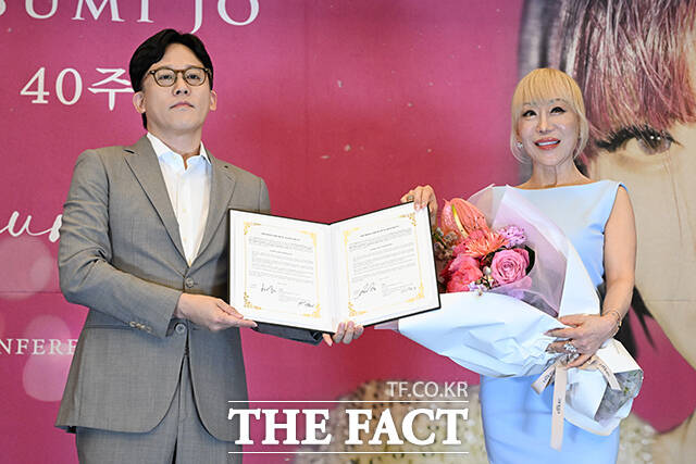 소프라노 조수미(오른쪽)는 4월 SM엔터테인먼트 SM 클래식스와 독점 레코딩 계약을 체결했다. 사진은 이성수 SM엔터테이먼트 CAO와 소프라노 조수미가 6일 오후 서울 강남구 그랜드 인터컨티넨탈 서울 파르나스에서 열린 '소프라노 조수미 세계 무대 데뷔 40주년 기념 기자간담회'에 참석해 기념촬영을 하고 있는 모습이다./김성렬 기자