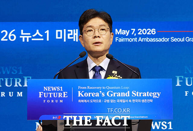 정원오 후보(오른쪽)와 오세훈 후보가 악수를 하고 있다. 가운데는 이준석 개혁신당 대표. /뉴스1