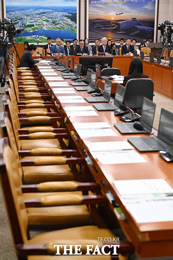 행정수도 특별법안 관련 공청회, 비어있는 국민의힘 의원석.