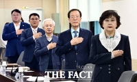  국기에 대한 경례하는 이석연 국민통합위원장 [포토]