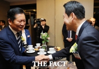  정계 인사들과 마주친 정청래 민주당 대표 [TF사진관]