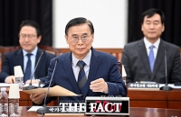  국회 정보위 전체회의 출석한 이종석 국정원장 [TF사진관]