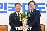  '원내대표 연임' 한병도, 홍익표 정무수석 접견 [TF사진관]