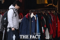 행복한백화점 광장에서 8일 재고의류 최대 90% 할인 판매