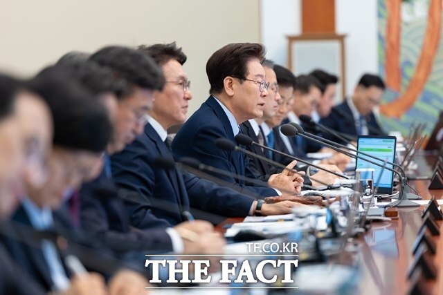 이 대통령이 사회관계망서비스(SNS)에 언론 보도를 공유하며 다양한 현안을 직접 챙기는 모습을 보이고 있다. /청와대