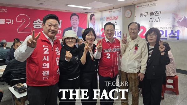 송인석 국민의힘 대전시의원 후보가 8일 선거사무소 개소식을 개최한 가운데 이장우 국민의힘 대전시장 후보와 지지자들이 기념 촬영을 하고 있다. /정예준 기자