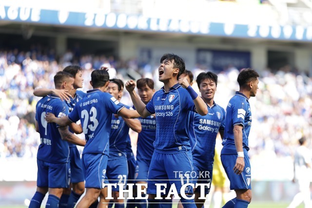 대구FC를 상대로 직전 경기의 패배를 만회하려는 수원삼성 선수들./K리그