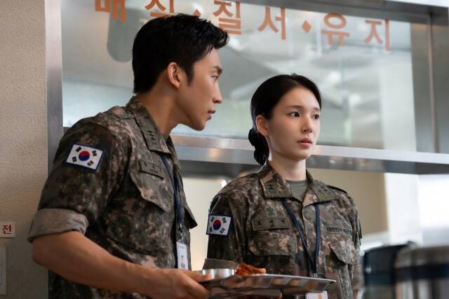 배우 이상이(왼쪽)와 한동희가 출연하는 취사병 전설이 되다는 오는 11일 첫 방송한다. /티빙