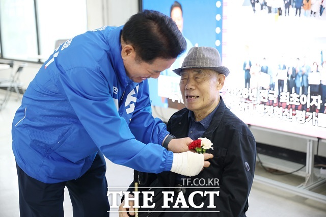 최대호 안양시장 후보가 8일 어버이날을 맞아 어르신 가슴에 카네이션을 달아주고 있다. /최대호 후보 캠프