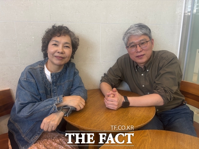 지역정당들은 생활 밀착형 현안을 중심으로 지속적인 활동으로 기존 정치가 다루지 못한 지역 문제 해결에 나서고 있다. 사진은 지난달 28일 과천시민정치당 구자동 대표(오른쪽)와 김은희 공동대표가 <더팩트>와 인터뷰하고 있는 모습. /김시형 기자