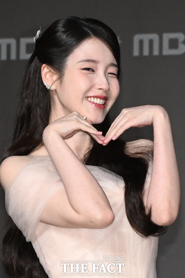 MBC 금토드라마 21세기 대군부인 속 활약부터, 어린이날 1억 원 기부 소식까지 드라마면 드라마, 기부면 기부, 그야말로 2026년에도 ‘아이유 시대’가 이어지고 있다. 배우 아이유가 지난 4월 15일 MBC 새 금토드라마 21세기 대군부인 제작발표회에 참석해 포즈를 취하고 있다. /김성렬 기자