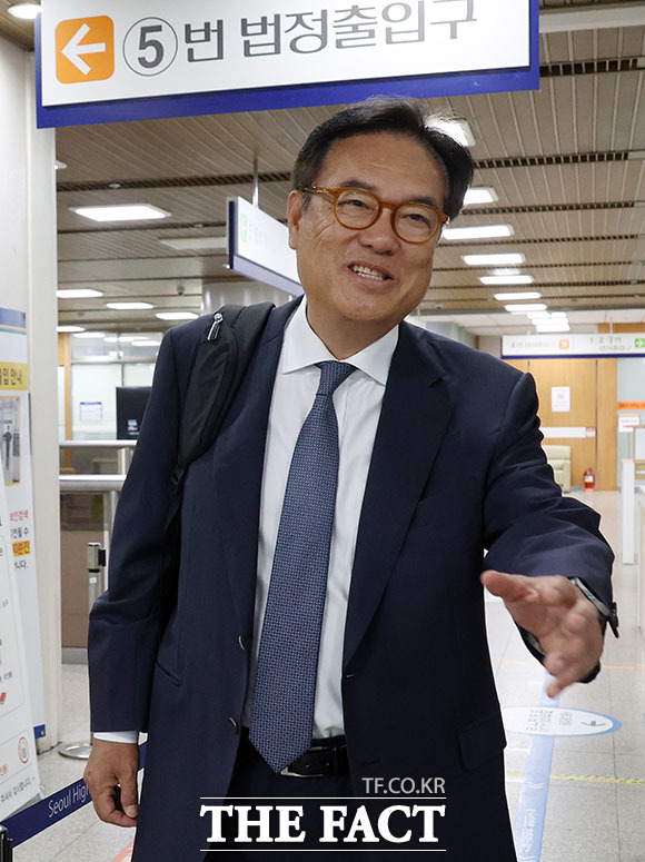 정진석 전 대통령비서실장이 8일 오전 서울 서초구 서울중앙지방법원에서 열린 헌법재판관 미임명 혐의 관련 11차 공판에 출석하고 있다. /서예원 기자
