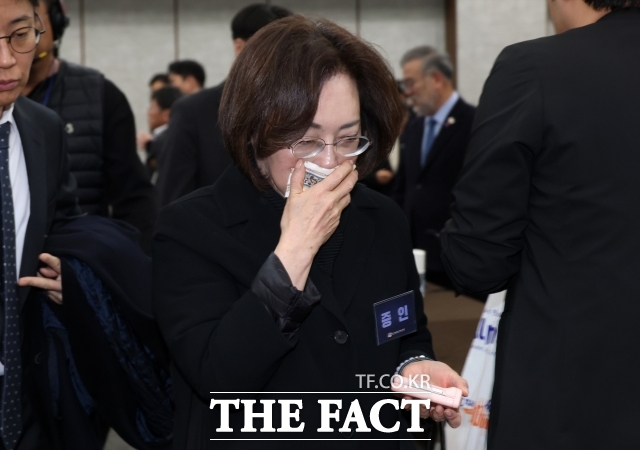 10·29 이태원참사 진상규명과 재발방지를 위한 특별조사위원회(특조위)가 8일 박희영 용산구청장과 송은영 전 이태원역장을 위증 등 혐의로 수사 요청서를 검찰에 전달했다. 사진은 지난 3월 박희영 용산구청장이 서울 중구 은행회관에서 열린 '10·29 이태원 참사 진상규명 청문회' 종료 후 자리를 떠나고 있는 모습. /송호영 기자(현장풀)